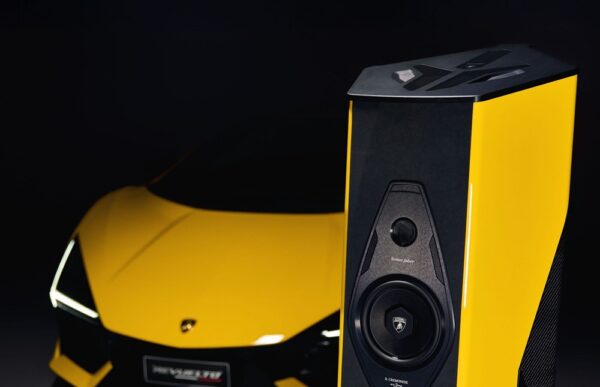 Sonus faber Il Cremonese Ex3me sárga autóval szemből