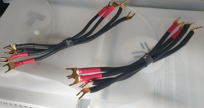 Transparent kábelek bemutató Hangzásvilág biwires naked