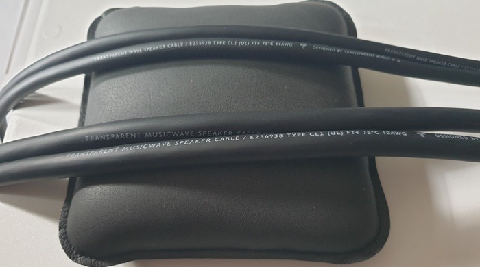 Transparent kábelek bemutató Hangzásvilág párna